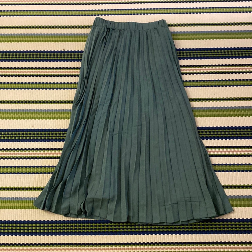 Beautiful, stretchy skirt.